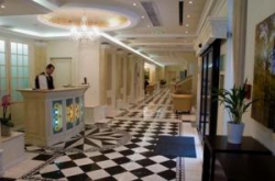   Queen's Court Hotel and Residence 5*